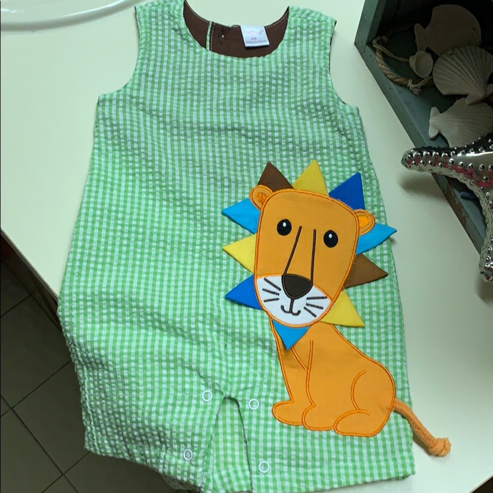 5/$25 NWOT Cre8ions seersucker lion outfit